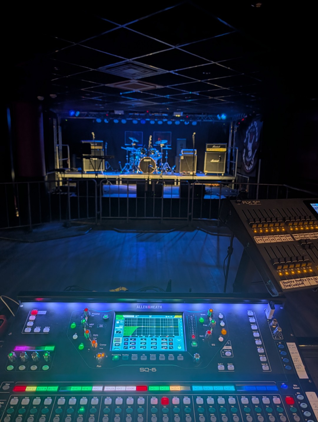 FOH-position med Allen & Heath SQ-6 framför en upplyst klubbscen
